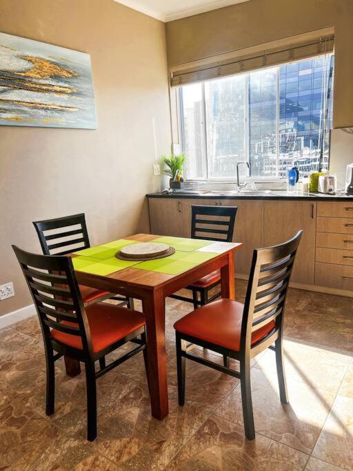 Large 74m2 Aprtm - Cozy Cpt - 200 Mbps Internet Appartement Kaapstad